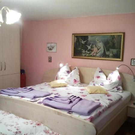 Weinbau-Gaestezimmer Martin Und Eva Maria Jamek Weissenkirchen in der Wachau Luaran gambar