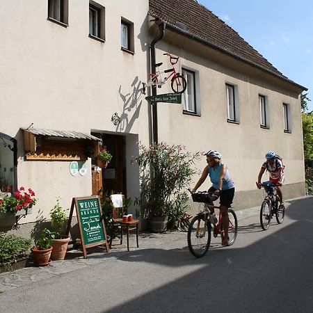 Weinbau-Gaestezimmer Martin Und Eva Maria Jamek Weissenkirchen in der Wachau Luaran gambar