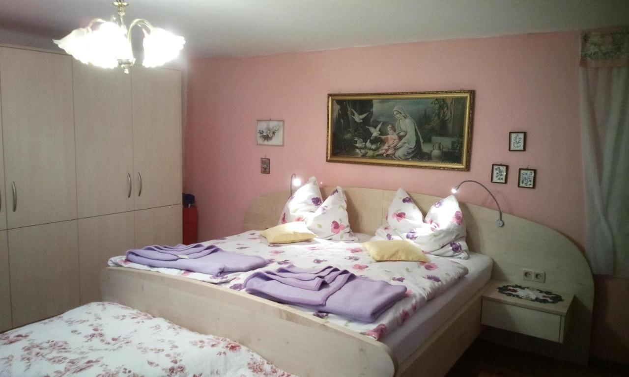 Weinbau-Gaestezimmer Martin Und Eva Maria Jamek Weissenkirchen in der Wachau Luaran gambar