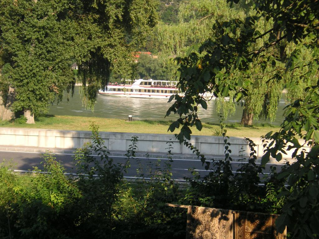 Weinbau-Gaestezimmer Martin Und Eva Maria Jamek Weissenkirchen in der Wachau Luaran gambar